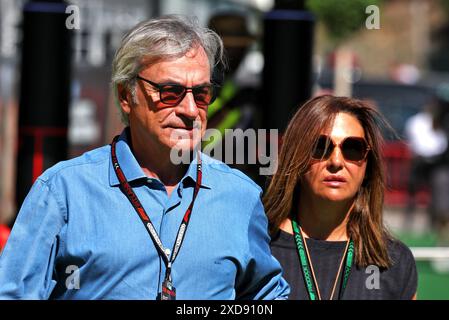 Barcelone, Espagne. 21 juin 2024. (Gauche à droite) : Carlos Sainz (ESP) avec sa femme Reyes Vazquez de Castro. Championnat du monde de formule 1, Rd 10, Grand Prix d'Espagne, vendredi 21 juin 2024. Barcelone, Espagne. Crédit : James Moy/Alamy Live News Banque D'Images