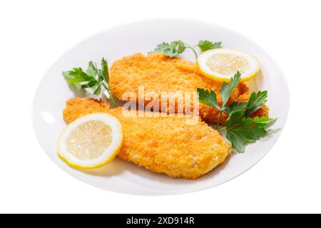 plaque de schnitzel de poulet isolé sur fond blanc Banque D'Images