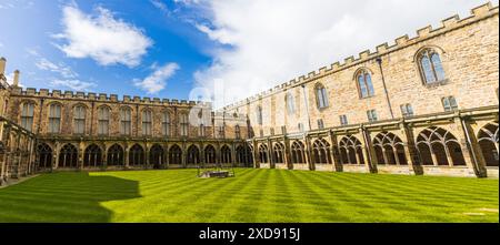 Cloîtres et pelouse intérieure de Durham Cathdral, Royaume-Uni Banque D'Images