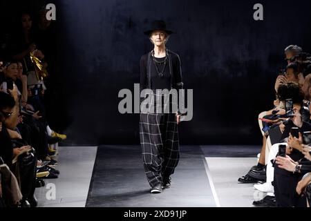 (240621) -- PARIS, 21 juin 2024 (Xinhua) -- Un mannequin présente une création des collections printemps/été 2025 pour hommes par Yohji Yamamoto lors de la semaine de la mode à Paris, France, le 20 juin 2024. (MeetEurope/documentation via Xinhua) Banque D'Images