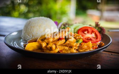 Poulet frit aux noix de cajou servi avec du riz et de la salade. Cuisine thaïlandaise. Poulet et riz manger sain. Banque D'Images