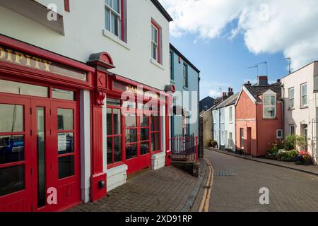 Matinée d'été au centre-ville de Tenby, Pembrokeshire, pays de Galles. Banque D'Images