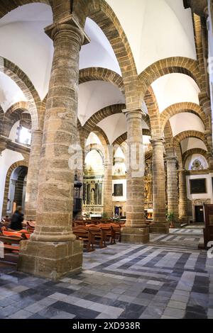 Cadix, Andalousie, Espagne- 23 octobre 2023 : détails architecturaux de la paroisse de Santa Cruz dans la vieille ville de Cadix Banque D'Images