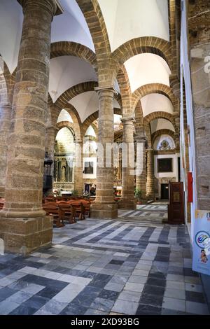 Cadix, Andalousie, Espagne- 23 octobre 2023 : détails architecturaux de la paroisse de Santa Cruz dans la vieille ville de Cadix Banque D'Images