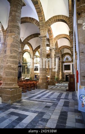 Cadix, Andalousie, Espagne- 23 octobre 2023 : détails architecturaux de la paroisse de Santa Cruz dans la vieille ville de Cadix Banque D'Images