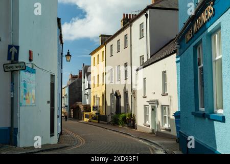 Rue étroite à Tenby, Pembrokeshire, pays de Galles. Banque D'Images