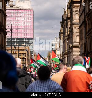 Une foule nombreuse de manifestants à une marche pro-palestinienne marquant les 200 jours de la dernière guerre à Gaza. Les gens tiennent les mains rouges comme symbole du geno Banque D'Images