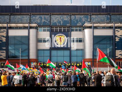 Une manifestation pro-Palestine a appelé Show Isreal Genocide le carton rouge devant le stade de football Hamden lors de la qualification Ecosse contre Isreal Women Euro 2025 Banque D'Images