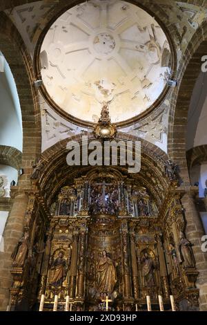 Cadix, Andalousie, Espagne- 23 octobre 2023 : détails architecturaux de la paroisse de Santa Cruz dans la vieille ville de Cadix Banque D'Images