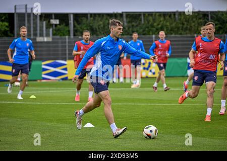 Norderstedt, Allemagne. 21 juin 2024. L'équipe tchèque de football s'entraîne avant le match du Groupe F contre la Géorgie lors des Championnats d'Europe de football à Norderstedt, Allemagne, le 21 juin 2024. Robin Hranac (au centre). Crédit : vit Simanek/CTK photo/Alamy Live News Banque D'Images
