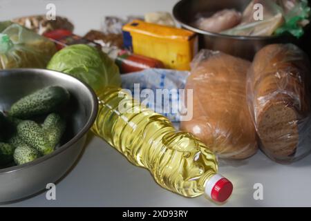 Service de livraison de produits frais. Don de pain et légumes. Concept d'approvisionnement en huile et légumes. Antécédents de livraison de produits d'épicerie. Banque D'Images