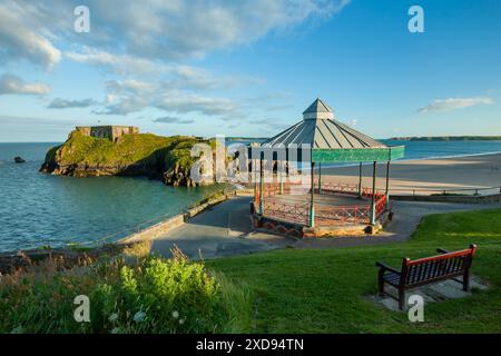 Coucher de soleil au kiosque sur Castle Hill à Tenby, Pembrokeshire, pays de Galles. Banque D'Images