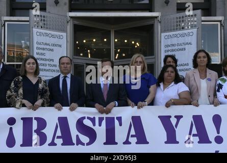 Madrid, Madrid, Espagne. 21 juin 2024. Minute de silence contre la violence sexiste à la mairie de Madrid. Devant la mairie de Madrid, il y a eu un acte contre la violence sexiste avec la présence de tous les partis politiques représentant Madrid. Parmi eux, le maire de la ville et des représentants de Vox et PSOE (Credit image : © Richard Zubelzu/ZUMA Press Wire) USAGE ÉDITORIAL SEULEMENT! Non destiné à UN USAGE commercial ! Banque D'Images