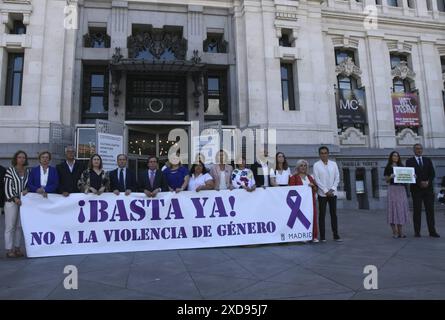 Madrid, Madrid, Espagne. 21 juin 2024. Minute de silence contre la violence sexiste à la mairie de Madrid. Devant la mairie de Madrid, il y a eu un acte contre la violence sexiste avec la présence de tous les partis politiques représentant Madrid. Parmi eux, le maire de la ville et des représentants de Vox et PSOE (Credit image : © Richard Zubelzu/ZUMA Press Wire) USAGE ÉDITORIAL SEULEMENT! Non destiné à UN USAGE commercial ! Banque D'Images