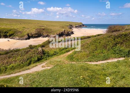 Le South West Coast Path longe la plage isolée de Polly Joke Porth Joke sur la côte de Newquay en Cornouailles au Royaume-Uni. Banque D'Images