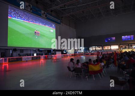 Madrid, Espagne. 20 juin 2024. Les fans de football regardent le match du groupe B de l'UEFA Euro 2024 entre l'Espagne et l'Italie sur un écran d'une patinoire à Madrid, Espagne, le 20 juin 2024. Crédit : Gustavo Valiente/Xinhua/Alamy Live News Banque D'Images