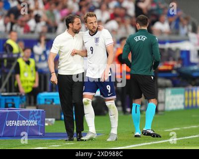 L'entraîneur de l'Angleterre Gareth Southgate met son bras autour de Harry Kane alors qu'il est remplacé lors du match de l'UEFA Euro 2024 à la Frankfurt Arena à Francfort, en Allemagne. Date de la photo : jeudi 20 juin 2024. Banque D'Images