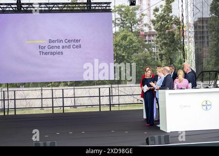 Berlin, Allemagne. 21 juin 2024. Le nom de 'Berlin Center for Genes and CEL Therapies' du Centre translationnel pour les thérapies géniques et cellulaires de la Charité et Bayer est présenté. Crédit : Fabian Sommer/dpa/Alamy Live News Banque D'Images