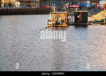 Les gens appréciant le sauna dans l'humeur du soir pendant le coucher du soleil à Oslo, Norvège Banque D'Images