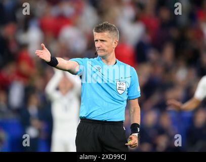 Schiedsrichter Daniele ORSATO pfeift das letzte Gruppenspiel Deutschland-Schweiz. Archivfoto : Schiedsrichter Daniele ORSATO ITA Gestik, geste Vorrunde 1. Spieltag, Gruppe C, match M05, Serbien SRB - Angleterre ENG 0:1, AM 16.06.2024 in Gelsenkirchen/ Deutschland. Fussball Europameisterschaft 2024 vom 14.06. - 14.07.2024 en Deutschland. *** Arbitre Daniele ORSATO siffle dernier match de groupe Allemagne Suisse ARCHIVE PHOTO arbitre Daniele ORSATO ITA Gesture, geste tour préliminaire 1 jour de match, Groupe C, match M05, Serbie SRB Angleterre ENG 0 1, le 16 06 2024 à Gelsenkirchen Allemagne European Foo Banque D'Images