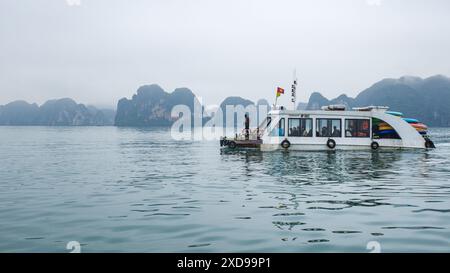 Baie d'Halong, Vietnam - 30 janvier, 2024 : un bateau de tourisme naviguant dans la baie d'Ha long, mer de Chine méridionale Banque D'Images