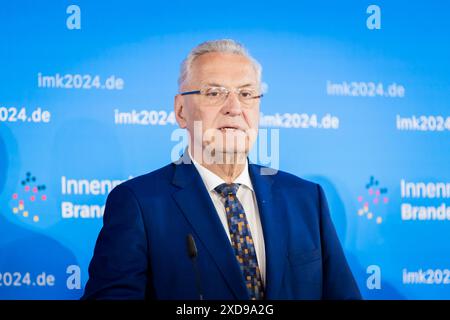 Potsdam, Allemagne. 21 juin 2024. Joachim Herrmann (CSU), ministre de l’intérieur de Bavière, intervient lors d’une conférence de presse à l’issue de la Conférence de printemps des ministres de l’intérieur et des sénateurs de l’intérieur au Dorint Hotel Potsdam. Crédit : Christoph Soeder/dpa/Alamy Live News Banque D'Images