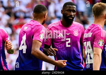 Stuttgart, Allemagne. 19 juin 2024. Les défenseurs allemands Jonathan Tah (à gauche) et Antonio Rüdiger (à droite) célèbrent le but qui a fait 1-0 contre la Hongrie lors du deuxième match de la phase de groupes de l'Euro 2024 Groupe A. crédit : Tom Weller/dpa/Alamy Live News Banque D'Images