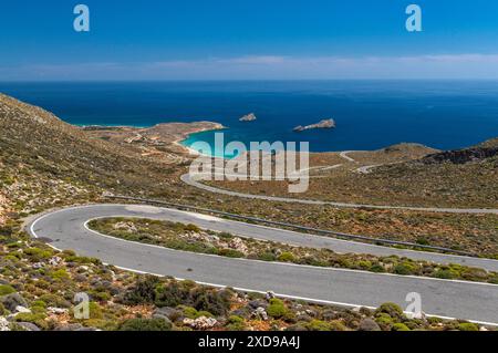 Vue panoramique de la région de Xerokampos à la mer Égée, de la route dans les montagnes de Sitia, Sitia Geopark, Crète orientale, Grèce Banque D'Images