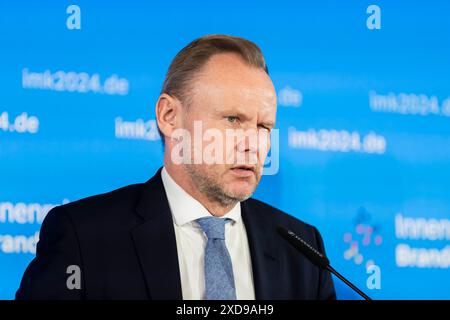 Potsdam, Allemagne. 21 juin 2024. Andy Grote (SPD), sénateur de l'intérieur de Hambourg, intervient lors d'une conférence de presse à l'issue de la Conférence de printemps des ministres de l'intérieur et des sénateurs de l'intérieur au Dorint Hotel Potsdam. Crédit : Christoph Soeder/dpa/Alamy Live News Banque D'Images