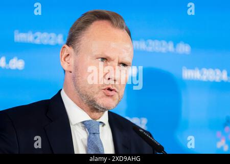 Potsdam, Allemagne. 21 juin 2024. Andy Grote (SPD), sénateur de l'intérieur de Hambourg, intervient lors d'une conférence de presse à l'issue de la Conférence de printemps des ministres de l'intérieur et des sénateurs de l'intérieur au Dorint Hotel Potsdam. Crédit : Christoph Soeder/dpa/Alamy Live News Banque D'Images