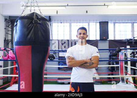 Gym, portrait de boxeur ou d'homme avec fierté pour l'entraînement, l'exercice et l'entraînement pour la compétition. Professionnel, combattant ou athlète masculin en anneau avec des bras Banque D'Images