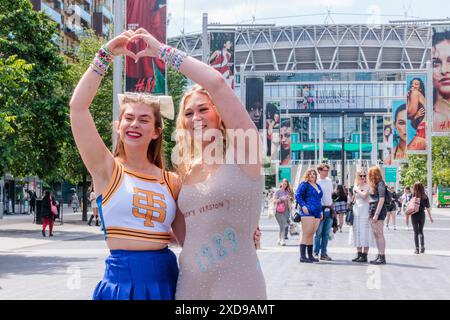 Stade de Wembley, Wembley Park, Londres, Royaume-Uni. 21 juin 2024. 'Swifties' arrive tôt pour le premier des huit concerts de Taylor Swift battant un record au stade de Wembley à Londres lors de son 'The Eras Tour'. Crédit : Amanda Rose/Alamy Live News Banque D'Images