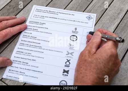 East Lothian, Écosse, Royaume-Uni, 21 juin 2024. Le bulletin de vote postal de l'élection générale arrive : les électeurs sont invités à choisir un candidat parmi 7 candidats pour la nouvelle circonscription réorganisée de Lothian East, dont Douglas Alexander (Labour écossais), Robert Davies (Reform UK), Duncan Dunlop (Liberal Democrats), Scott Hamilton (Parti conservateur), Lyn Jardine (SNP), George Kerevan (Alba) & Shona McIntosh (Parti Vert), crédit : Sally Anderson/Alamy Live News Banque D'Images