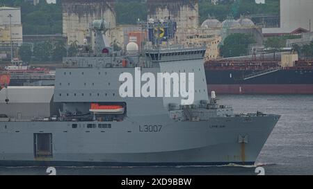 Lyme Bay un navire de débarquement auxiliaire de classe Bay de la Royal Fleet Auxiliary (RFA) britannique partant pour le déploiement. Banque D'Images