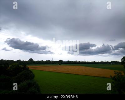 Langweid, Bavière, Allemagne - 21 juin 2024 : orage sur la région d'Augsbourg en Bavière. Des avertissements de fort orage, de foudre et de fortes pluies, ainsi que de grêle ont été émis, des nuages orageux sombres se rassemblent au-dessus de la zone rurale à Langweid am Lech. *** Unwetter über Region Augsbourg dans le Bayern. Warnung vor starkem Gewitter, Blitzschlag und Starkregen, sowie Hagel wurde ausgesprochen, dunkle Gewitterwolken ziehen auf über dem ländlichen Gebiet in Langweid am Lech. Banque D'Images