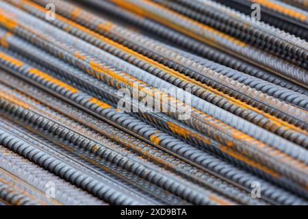 Tiges de fer de construction empilées avec des taches de rouille, photo de fond industrielle abstraite Banque D'Images