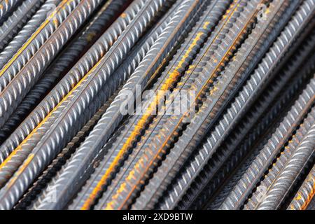 Tiges de fer de construction avec des taches de rouille, photo de fond industrielle abstraite Banque D'Images