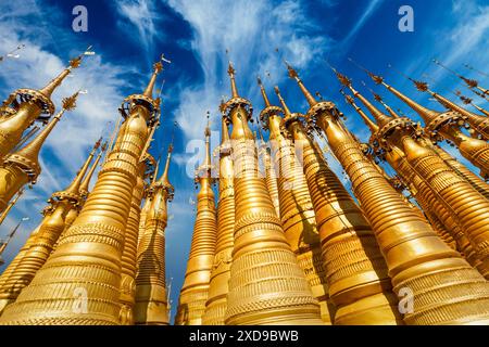 Stupas dorés dans la pagode Shwe Indein, Myanmar Banque D'Images