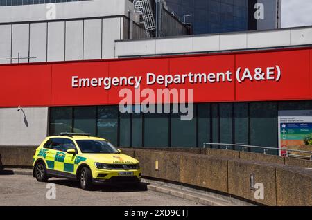 Londres, Royaume-Uni. 21 juin 2024. Une ambulance devant l'hôpital St Thomas, l'un des hôpitaux touchés par une attaque de ransomware qui aurait été menée par des cybercriminels russes. NHS England a déclaré que les données ont été publiées en ligne par les pirates. Crédit : Vuk Valcic/Alamy Live News Banque D'Images