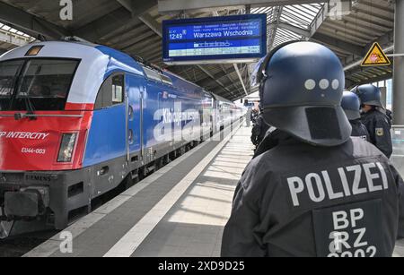 21 juin 2024, Brandebourg, Francfort (Oder) : des policiers fédéraux se tiennent à la gare alors qu'un train spécial arrive de Varsovie transportant environ 440 supporters polonais de football à Berlin pour le match du Championnat d'Europe entre la Pologne et l'Autriche. Le but des contrôles ordonnés par le Ministère fédéral de l'intérieur est d'empêcher les supporters de football violents potentiels et les extrémistes politiquement motivés d'entrer dans le pays. Photo : Patrick Pleul/dpa Banque D'Images