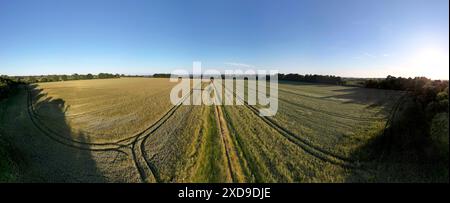 Terres agricoles autour du village de Chart Sutton près de Maidstone, Kent, Royaume-Uni. Vue d'un drone regardant vers le sud au-dessus du Weald of Kent depuis le chemin Warmlake (ME17 3 Banque D'Images