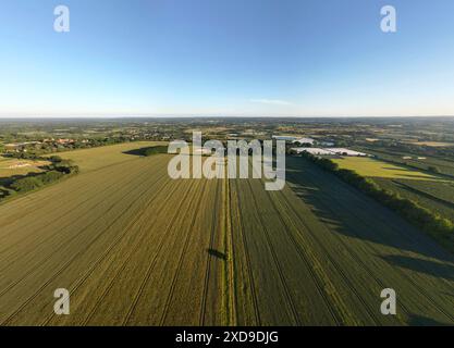 Terres agricoles autour du village de Chart Sutton près de Maidstone, Kent, Royaume-Uni. Vue panoramique de drone regardant vers le sud sur le Weald de Kent depuis le haut de Warmlake Ro Banque D'Images