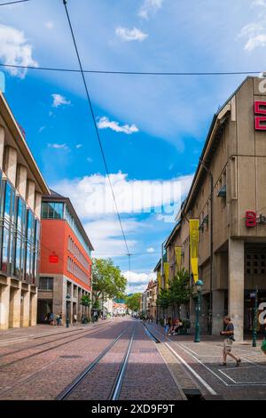 Freiburg im Breisgau, Allemagne, 23 juillet 2023, pistes de tramway le long des rues pavées de la vieille ville à breuninger et sparkasse, célèbre rue kaiser joseph Banque D'Images