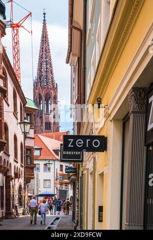 Freiburg im Breisgau, Allemagne, 23 juillet 2023, façades de maison historiques colorées dans une rue étroite dans la vieille ville près du célèbre bâtiment de la cathédrale muenster Banque D'Images