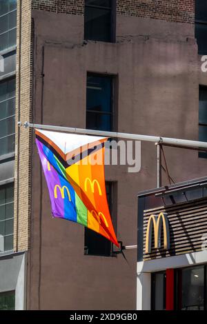 Drapeau de fierté LGBTQI+ Progress affiché à New York, USA 2024 Banque D'Images