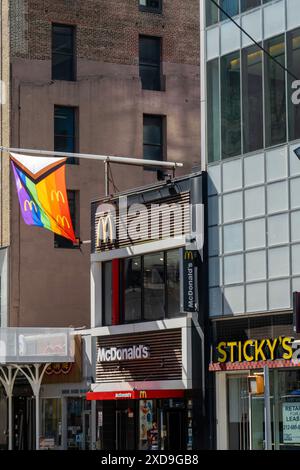 Drapeau de fierté LGBTQI+ Progress affiché à New York, USA 2024 Banque D'Images