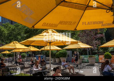 La zone de sièges publics à Fifth Avenue et 23rd équipés dispose de parapluies jaune vif pour l'ombre, 2024, New York City, Nomad, États-Unis Banque D'Images