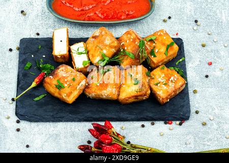 Tofu au fromage de soja rôti sur l'assiette. Banque D'Images