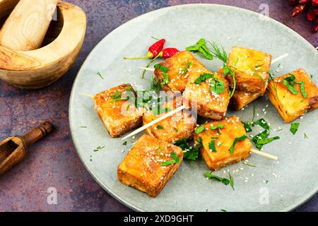 Brochettes avec tofu au fromage de soja rôti sur l'assiette. Grillades végétariennes. Banque D'Images