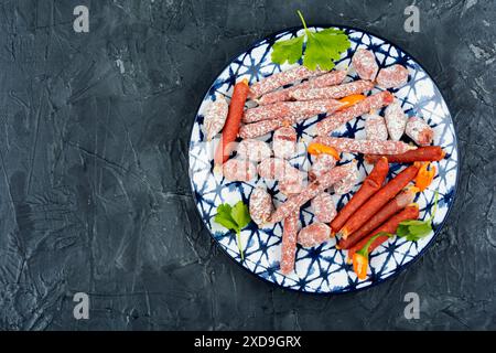 Ensemble de différents types de salami de petite saucisse sur une assiette, des collations pour la bière. Copier l'espace. Banque D'Images